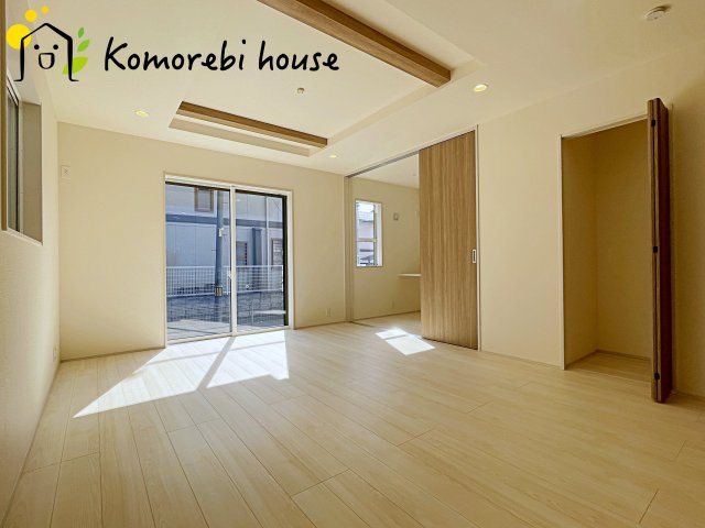 桶川市下日出谷　新築一戸建て　ブルーミングガーデン　01の居間・リビング|10/30　撮影済み