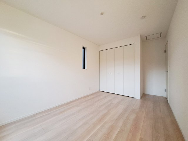 【寝室】 | 西東京市富士町4丁目　新築一戸建住宅　全3棟　(保谷店) | 落ち着いた色味のクロスとフローリングでほっと一息つける空間。