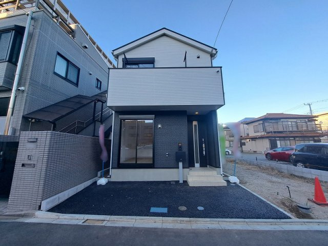 【外観】 | 西東京市富士町4丁目　新築一戸建住宅　全3棟　(保谷店) | 2025年11月撮影/西武新宿線「東伏見」駅徒歩2分の好立地！通勤通学に便利な駅チカの新築一戸建住宅です。