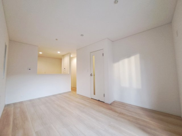 【居間・リビング】 | 西東京市富士町4丁目　新築一戸建住宅　全3棟　(保谷店) | 暮らしの中心となるリビングは、ご家族で心地良く過ごせる空間に。