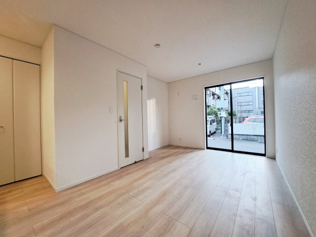 【居間・リビング】 | 西東京市富士町4丁目　新築一戸建住宅　全3棟　(保谷店) | LDKに階段があることでご家族の帰宅や外出を把握しやすく、会話の機会も自然と増えます。