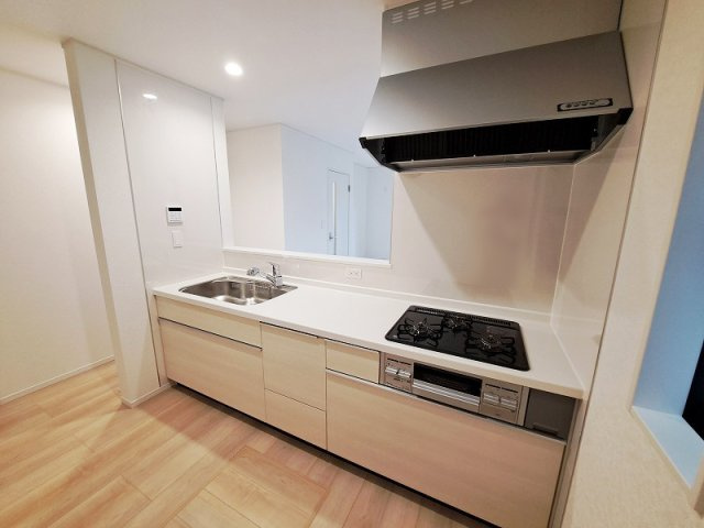 【キッチン】 | 西東京市富士町4丁目　新築一戸建住宅　全3棟　(保谷店) | 収納豊富なシステムキッチンで調理道具がスッキリと片付きます。