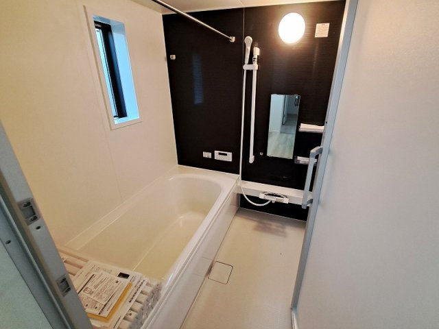 【浴室】 | 西東京市富士町4丁目　新築一戸建住宅　全3棟　(保谷店) | 1日の疲れを癒すバスルーム。広々1坪サイズで親子のコミュニケーションもしっかりと取れます。