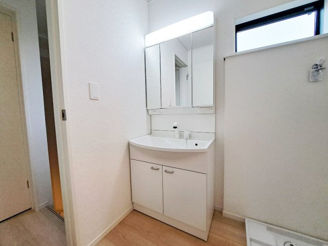 【独立洗面台】 | 西東京市富士町4丁目　新築一戸建住宅　全3棟　(保谷店) | 洗面台には大きく見やすい三面鏡とシャワーが付いているので、身支度がスムーズに行えます。