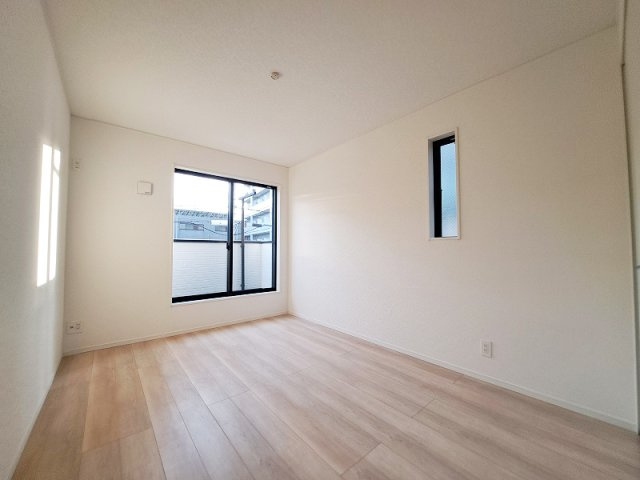 【寝室】 | 西東京市富士町4丁目　新築一戸建住宅　全3棟　(保谷店) | バルコニーが設けられた開放感あるお部屋。