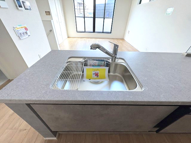 【キッチン】 | 福岡市西区小戸3丁目4期　2号棟（全3棟）【仲介手数料無料・0円】 | 施工例。施工例は完成時と異なる場合があります。
