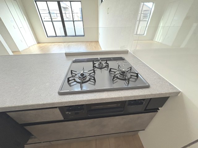 【キッチン】 | 福岡市西区小戸3丁目4期　2号棟（全3棟）【仲介手数料無料・0円】 | 施工例。施工例は完成時と異なる場合があります。