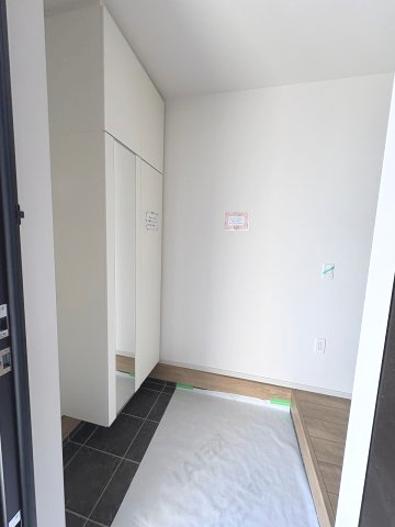 【玄関】 | 福岡市西区小戸3丁目4期　2号棟（全3棟）【仲介手数料無料・0円】 | 施工例。施工例は完成時と異なる場合があります。