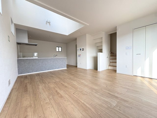 【内装】 | 福岡市西区小戸3丁目4期　2号棟（全3棟）【仲介手数料無料・0円】 | 施工例。リビングです。施工例は完成時と異なる場合があります。