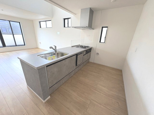 【キッチン】 | 福岡市西区小戸3丁目4期　2号棟（全3棟）【仲介手数料無料・0円】 | 施工例。施工例は完成時と異なる場合があります。