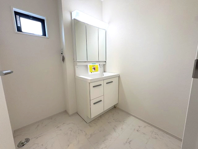 【洗面所】 | 福岡市西区小戸3丁目4期　2号棟（全3棟）【仲介手数料無料・0円】 | 施工例。施工例は完成時と異なる場合があります。