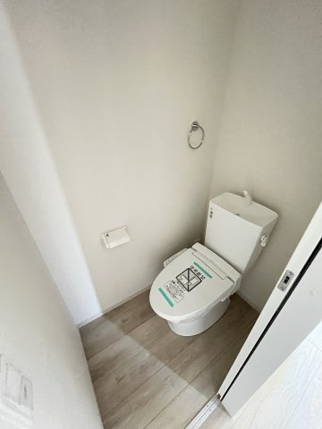 【トイレ】 | 福岡市西区小戸3丁目4期　3号棟（全3棟）【仲介手数料無料・0円】 | 施工例。1階のトイレです。施工例は完成時と異なる場合があります。