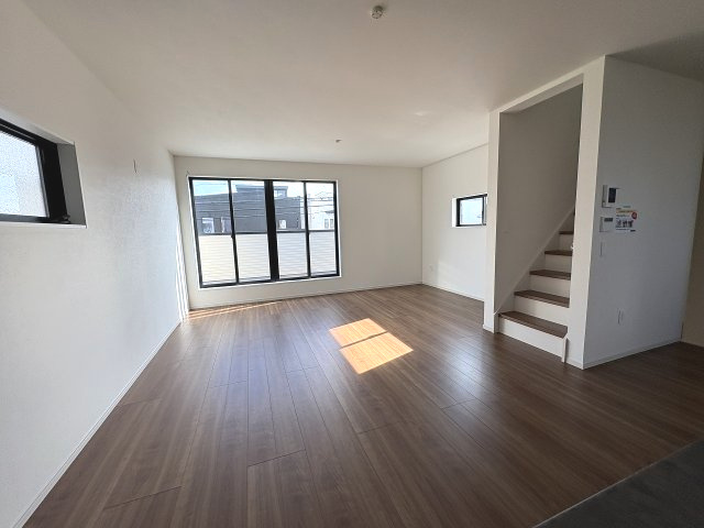 【居間・リビング】 | 福岡市西区小戸3丁目4期　3号棟（全3棟）【仲介手数料無料・0円】 | 現地写真。