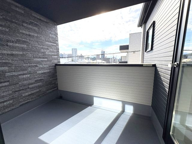 【バルコニー】 | 福岡市西区小戸3丁目4期　3号棟（全3棟）【仲介手数料無料・0円】 | 現地写真。