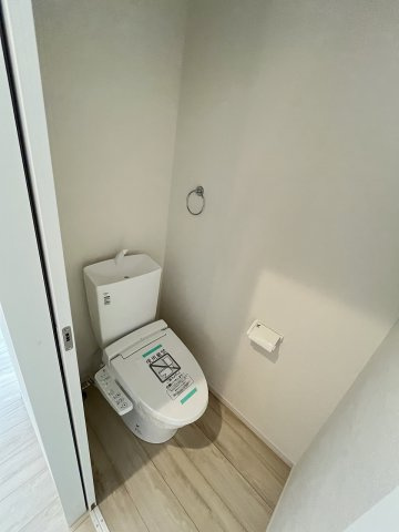 【トイレ】 | 福岡市西区小戸3丁目4期　3号棟（全3棟）【仲介手数料無料・0円】 | 施工例。2階にもトイレです。施工例は完成時と異なる場合があります。