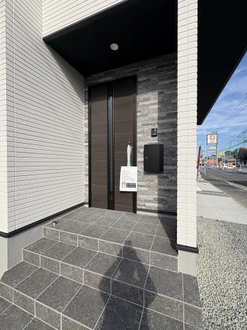 【玄関】 | 福岡市西区小戸3丁目4期　3号棟（全3棟）【仲介手数料無料・0円】 | 現地写真。