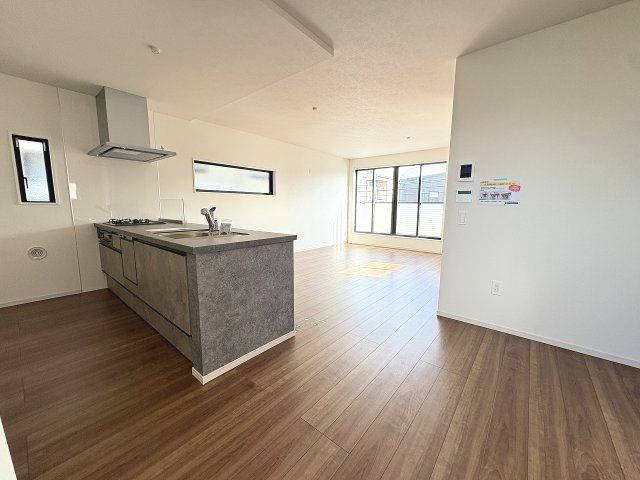 【居間・リビング】 | 福岡市西区小戸3丁目4期　3号棟（全3棟）【仲介手数料無料・0円】 | 現地写真。