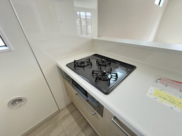 【キッチン】 | 福岡市西区小戸3丁目4期　3号棟（全3棟）【仲介手数料無料・0円】 | 施工例。施工例は完成時と異なる場合があります。