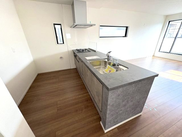 【キッチン】 | 福岡市西区小戸3丁目4期　3号棟（全3棟）【仲介手数料無料・0円】 | 現地写真。
