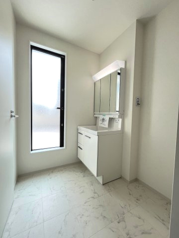 【洗面所】 | 福岡市西区小戸3丁目4期　3号棟（全3棟）【仲介手数料無料・0円】 | 施工例。施工例は完成時と異なる場合があります。