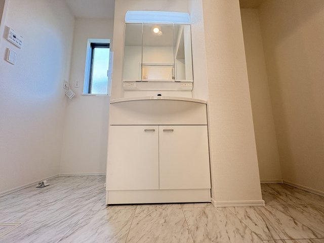 神戸市垂水区南多聞台３丁目新築戸建Ｃ号棟の独立洗面台