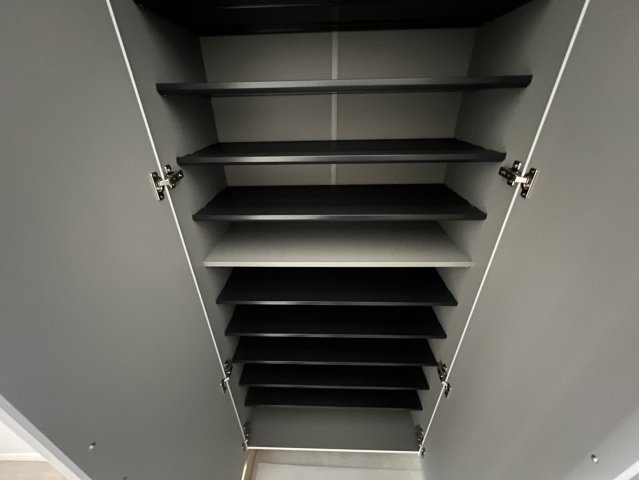 枚方ロイヤルマンションの収納|■下駄箱も新調して広々していますよ♪♪