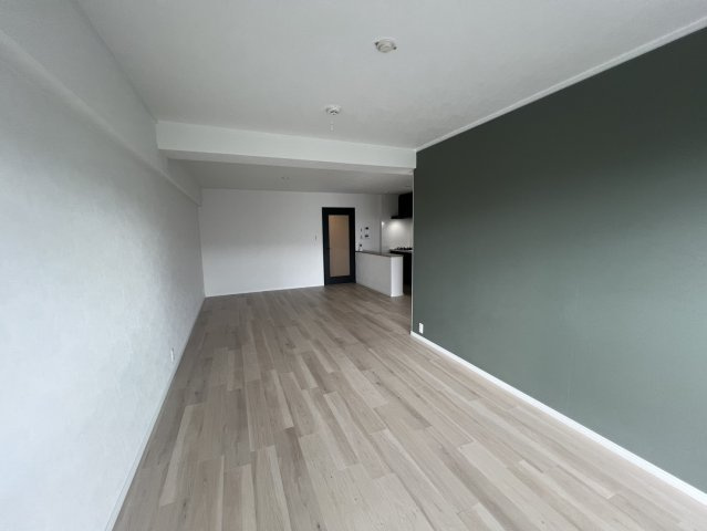 枚方ロイヤルマンションの居間・リビング|■リビングも白色を基調にリフォームしています♪♪