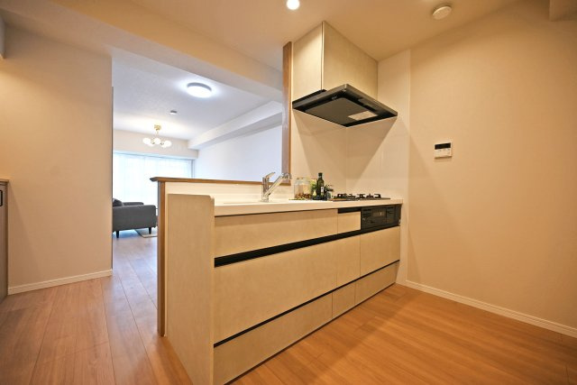 サンヴェール尼崎パルシティのキッチン|新調されたシステムキッチン◎3口コンロとグリル付きで、お料理の幅が広がる嬉しいキッチンです。
