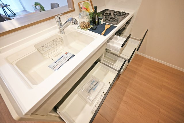 サンヴェール尼崎パルシティのキッチン|水廻りのスペースが広々としているのでたくさんの料理を並行して作ることが出来ます。収納も豊富です◎