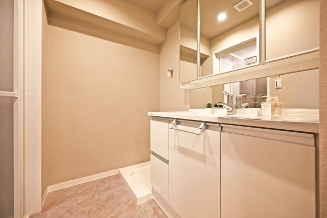 サンヴェール尼崎パルシティの独立洗面台|清潔感あふれる洗面室◎身支度、洗濯をするのに十分なスペースを設けております。