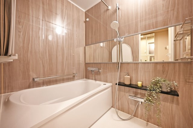 サンヴェール尼崎パルシティの浴室|新調された清潔感あふれる浴室。ワイドミラーが奥行き感を演出し、より広く感じさせてくれます。