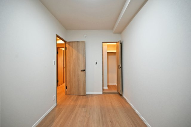 サンヴェール尼崎パルシティの玄関|-洋室（4.8帖）-　クローゼットはコンパクトなサイズですが、お洋服はしっかり収納していただけます。