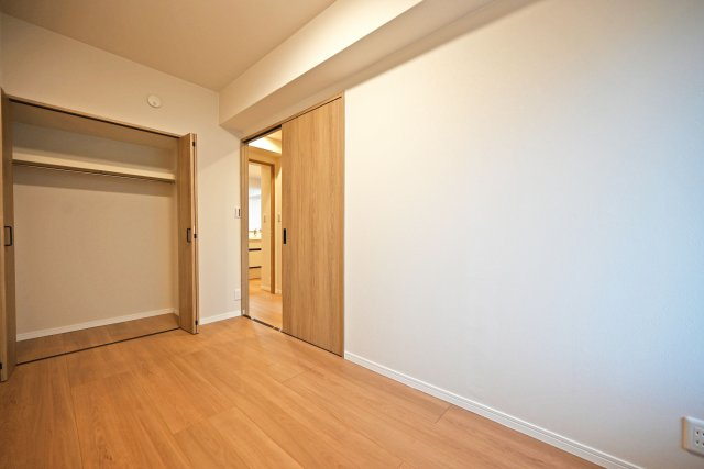 サンヴェール尼崎パルシティの洋室|-洋室（5.0帖）-　枕棚とハンガーレール付き収納は衣服だけでなく、大きな荷物も十分に収納できます◎