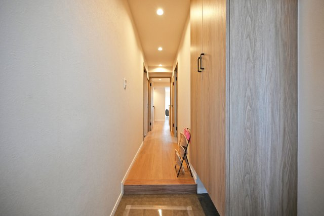 サンヴェール尼崎パルシティの玄関|十分な容量のシューズボックスを完備しているので、靴好きな家族でもすっきり片付いた玄関を保つことが出来ます。