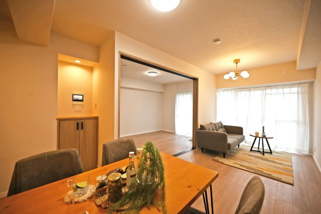 サンヴェール尼崎パルシティの居間・リビング|南東向きで日当たり良好なＬＤＫは約13.4帖◎隣接する洋室と合わせて活用すると更に開放感が増します。