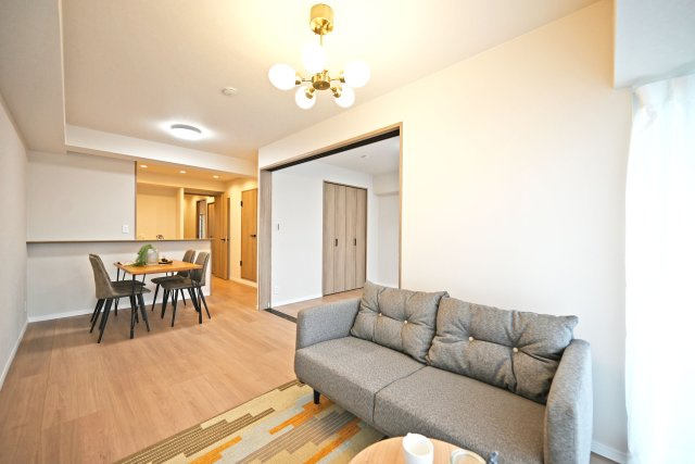 サンヴェール尼崎パルシティの居間・リビング|奥行きがある縦長リビングなので、収納や家具の配置、インテリアコーディネートがしやすいです。