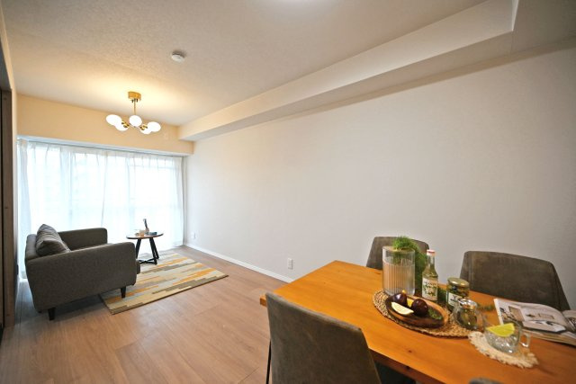 サンヴェール尼崎パルシティの居間・リビング|間口いっぱいの大きな窓から陽ざしが入り、窓から外への視界も広がるため、明るく開放感があるリビング・ダイニングになります。