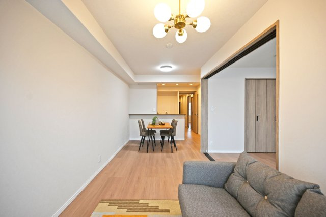 サンヴェール尼崎パルシティの居間・リビング|対面式キッチンでダイニングとの距離も近く料理をダイニングに運んだり、片付けたりするのが楽なので家事の時短に繋がります。