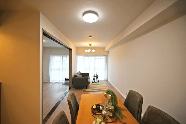 サンヴェール尼崎パルシティの居間・リビング|開放感と清潔感が溢れているLDKなので、どんなインテリアでも相性が良さそうです。