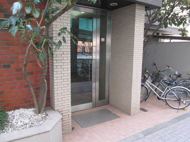 パラスト明大前のエントランス