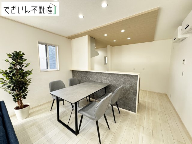 【居間・リビング】 | 深谷市天神町　新築住宅 | ≪2号棟≫対面式キッチンから見えるのは、遊ぶ子どもの姿と、笑顔で過ごす家族の風景。料理をしながら、安心して見守れる幸せな時間が流れます。
現地(2025年10月撮影)