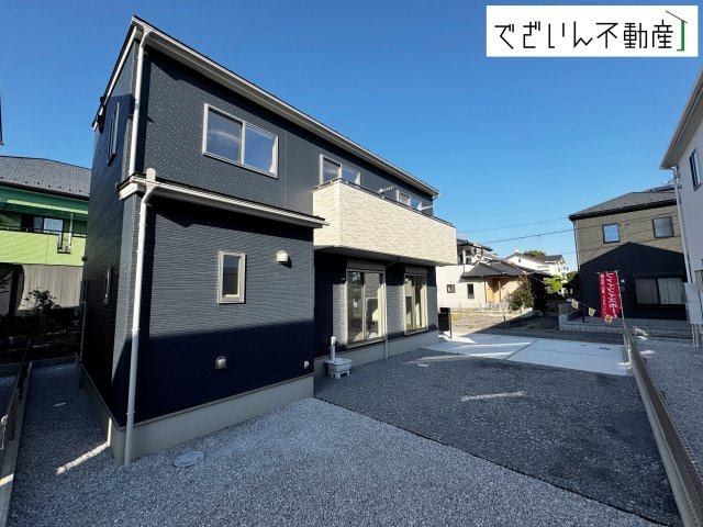 【外観】 | 深谷市天神町　新築住宅 | ≪2号棟≫街並みに馴染む、シンプルで洗練された佇まい。暮らしにちょっとした遊び心を添えてくれるお家です。
現地(2025年10月撮影)