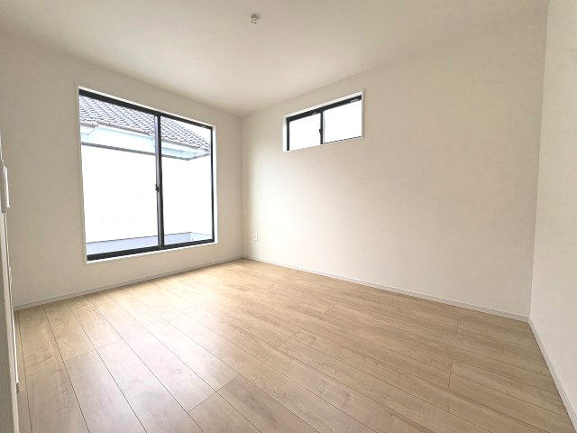 【寝室】 | 福岡市南区弥永2丁目3期　1号棟（全2棟）【仲介手数料無料・0円】 | 現地写真。2階主寝室です。