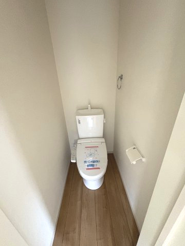 【トイレ】 | 福岡市南区弥永2丁目3期　1号棟（全2棟）【仲介手数料無料・0円】 | 現地写真。2階にもトイレです。