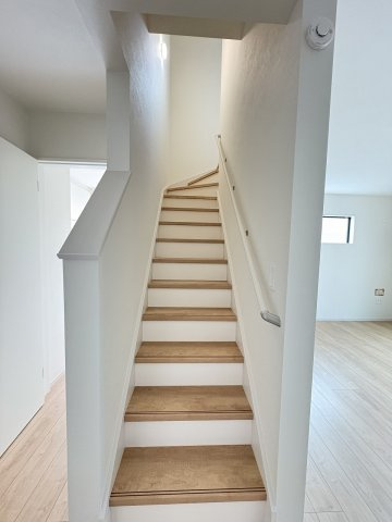 【内装】 | 福岡市南区弥永2丁目3期　1号棟（全2棟）【仲介手数料無料・0円】 | 現地写真。2階へ上がる階段です。手摺もついて安全ですね。