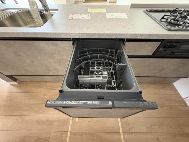 【キッチン】 | 福岡市南区弥永2丁目3期　1号棟（全2棟）【仲介手数料無料・0円】 | 現地写真。食洗器が付いてます。