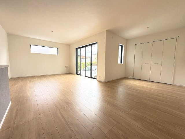 【居間・リビング】 | 福岡市南区弥永2丁目3期　1号棟（全2棟）【仲介手数料無料・0円】 | 現地写真。リビングです。