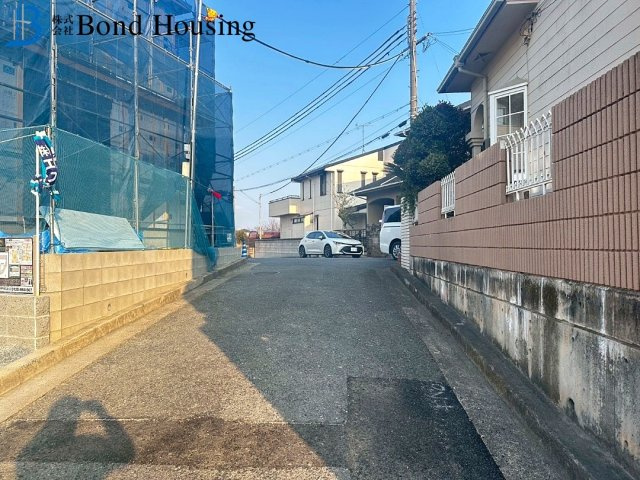 長期優良住宅で安心設計　大久保町山手台24-2期　1号棟の前面道路含む現地写真