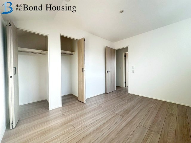 長期優良住宅で安心設計　大久保町山手台24-2期　1号棟の前面道路含む現地写真