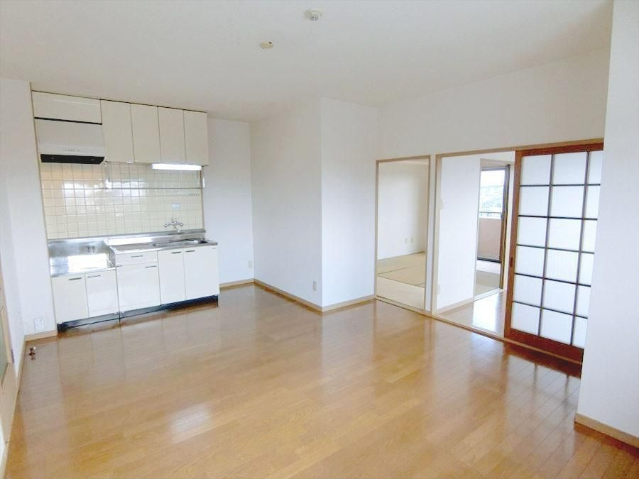 グランドハイツの居間・リビング|白基調の広いリビング★